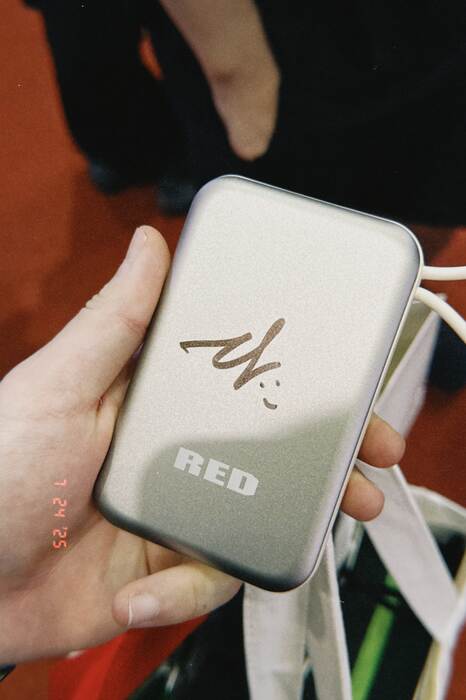 Tim 簽名的 RED 行動電源